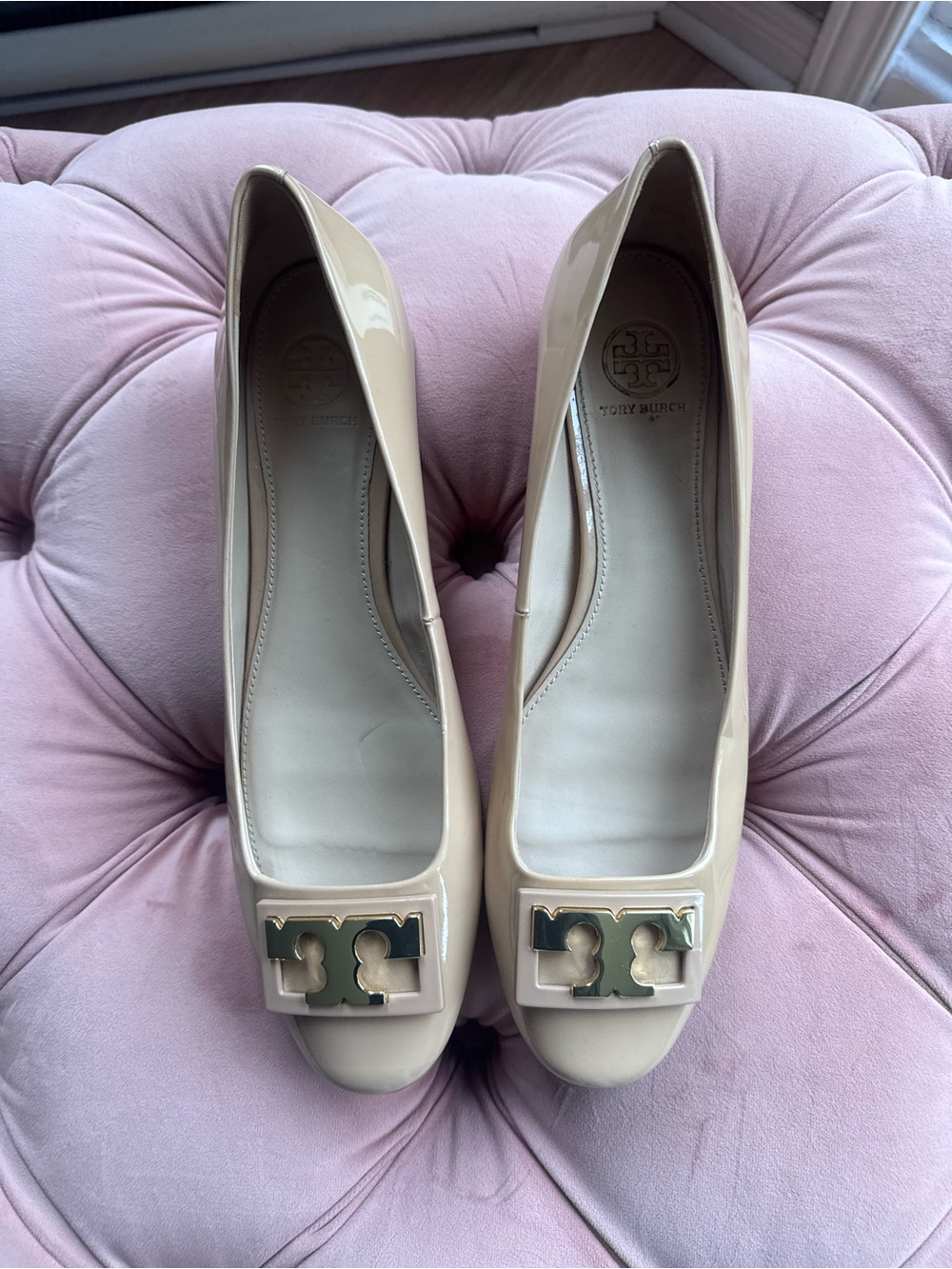 Tory Burch Beige shoes 9.5M  with Gold Emblem